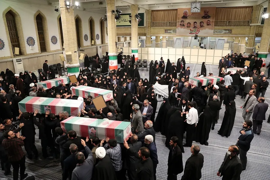 Imagen facilitada por la oficina del líder supremo iraní del funeral en Teherán de los guardias revolucionarios asesinados en Siria el pasado lunes. EFE/EPA/IRANIAN SUPREME LEADER OFFICE