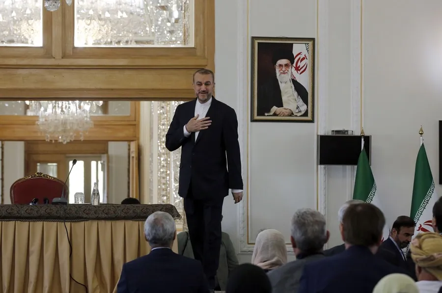 El Ministro de Relaciones Exteriores iraní, Hossein Amir-Abdoulahian, en una comparecencia sobre el ataque de anoche a Israel, frente a embajadores extranjeros en Teherán. EFE/EPA/Abedin Taherkenareh