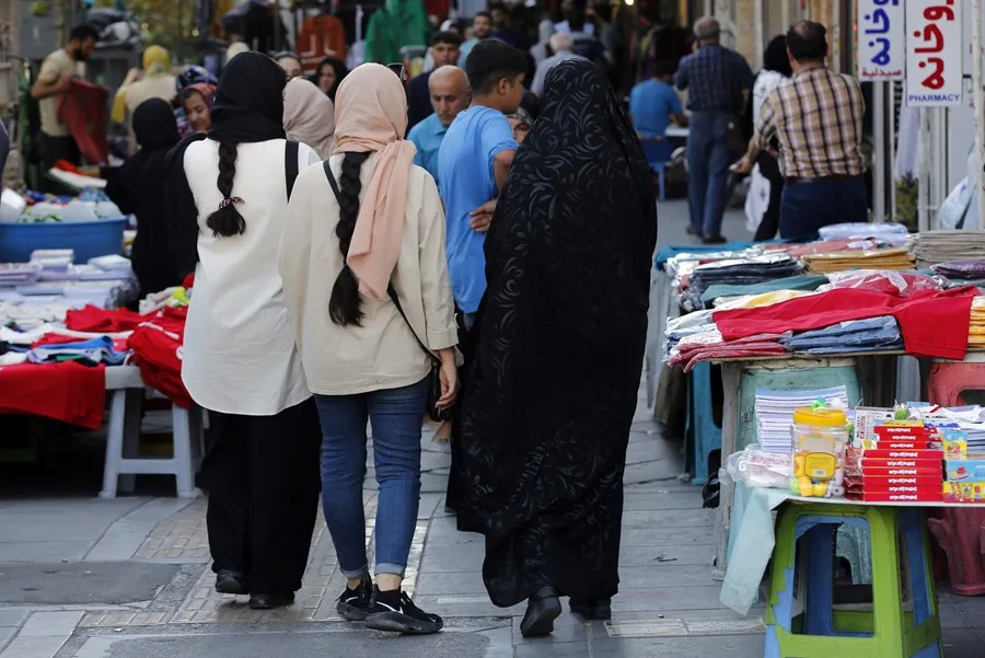 Imagen de archivo de mujeres con hijab caminan por la calle. EFE/EPA/ABEDIN TAHERKENAREH