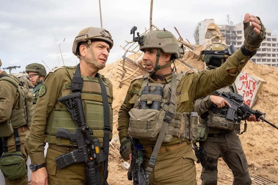 El jefe de la Dirección de Inteligencia, Aharon Haliva (i), en una foto de archivo distribuida por el ejército israelí EFE/ IDF