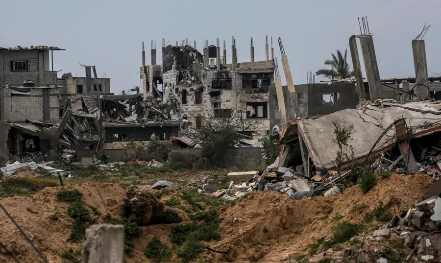 Casas destruidas tras una operación militar israelí en Jan Yunis, en el sur de la Franja de Gaza. EFE/EPA/Mohammed Saber