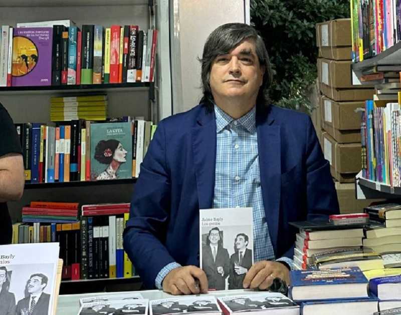 Firmando libros / Jaime Bayly