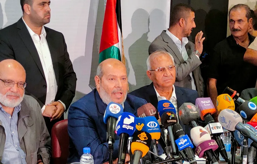 El jefe para las Relaciones Árabes en el movimiento islamista palestino Hamás, Jalil al Hayya, (c) en una imagen de archivo. EFE/Rania Zanoun
