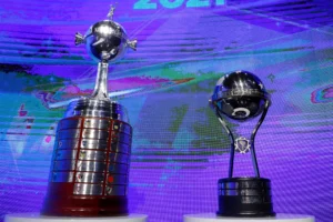 Fotografía de archivo de los trofeos de la Copa Libertadores (i) y la Copa Sudamericana, en la sede de la Conmebol en Luque (Paraguay). EFE/ Nathalia Aguilar
