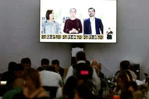 Periodistas observan el debate presidencial en la sala de prensa de los Estudios Churubusco, en Ciudad de México (México). EFE/Sáshenka Gutiérrez