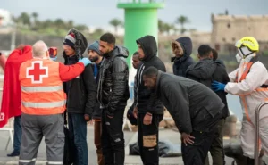 Rescate de Salvamento Marítimo en el puerto de Arrecife. EFE/ Adriel Perdomo