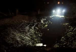 Varias personas inspeccionan los daños en un hospital psiquiátrico de Járkov, en el noreste de Ucrania, tras un ataque ruso este el 27 de abril. EFE/EPA/George Ivanchenko