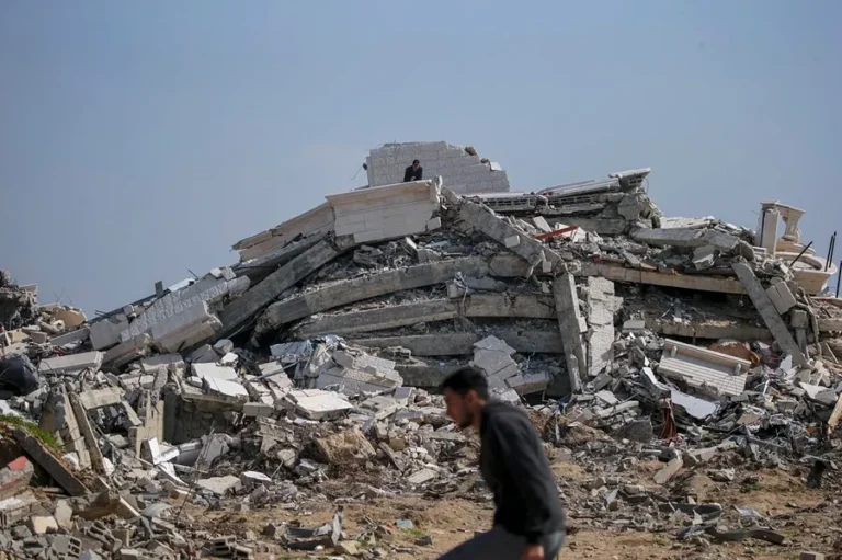 Un palestino camina ante una casa destruida en el campo de refugiados de Al Nuseirat, en el centro de la Franja de Gaza, en una imagen de archivo. EFE/EPA/Mohammed Saber