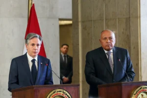 El secretario de Estado de EE.UU., Antony Blinken (i), y el ministro de Asuntos Exteriores de Egipto, Sameh Shoukry (d). EFE/Stringer