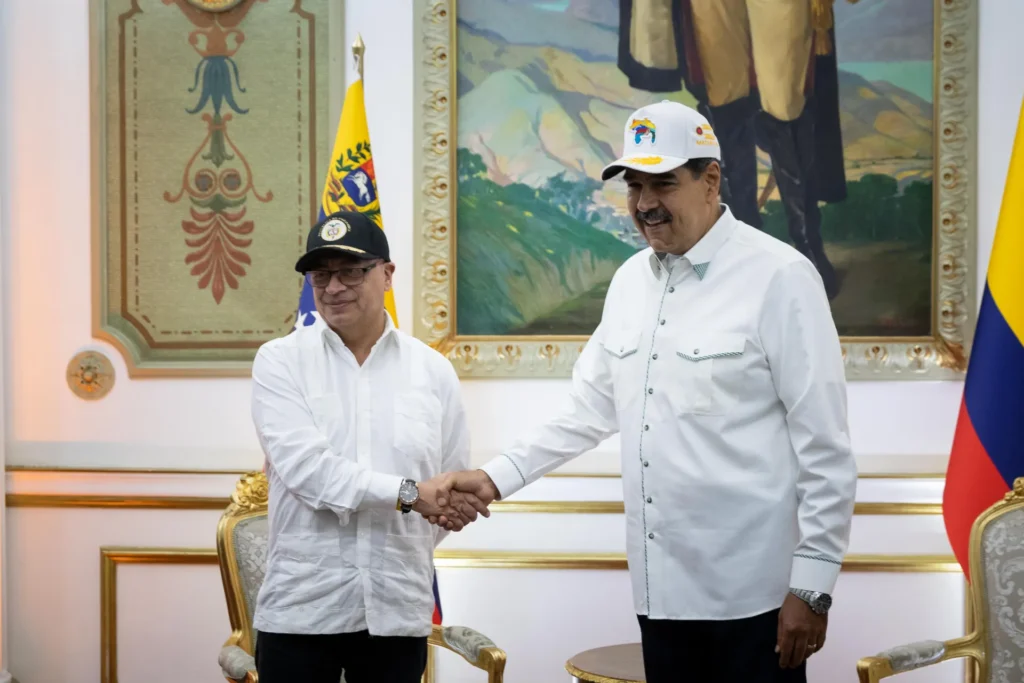 El presidente de Colombia, Gustavo Petro (i), se reúne con el presidente de Venezuela, Nicolás Maduro (c), en el Palacio de Miraflores, en Caracas (Venezuela). EFE/Rayner Peña R.