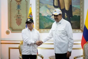 El presidente de Colombia, Gustavo Petro (i), se reúne con el presidente de Venezuela, Nicolás Maduro (c), en el Palacio de Miraflores, en Caracas (Venezuela). EFE/Rayner Peña R.
