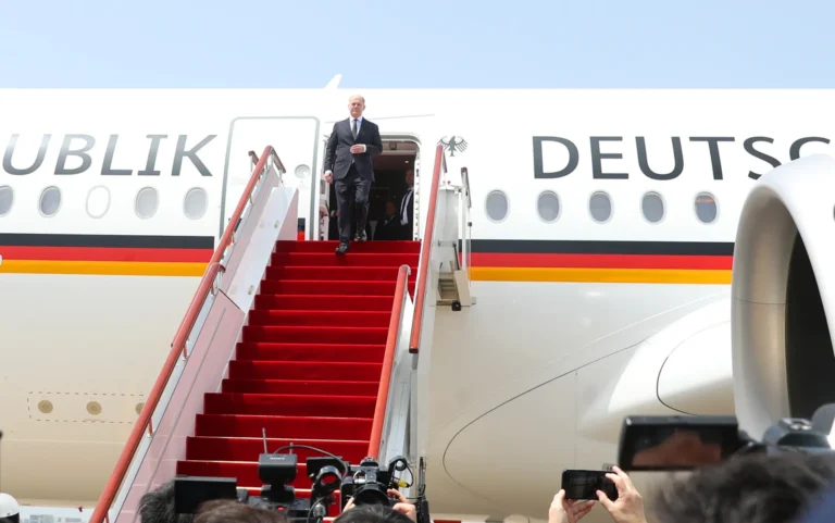 El canciller alemán, Olaf Scholz, desembarca de un avión en Shanghái (China). EFE/EPA/Xinhua/Fang Zhe