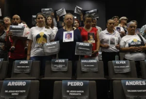 Familiares de personas desaparecidas en Colombia posan para una fotografía durante el lanzamiento del documental "Por cielo y tierra", en Medellín (Colombia). EFE/Luis Eduardo Noriega Arboleda