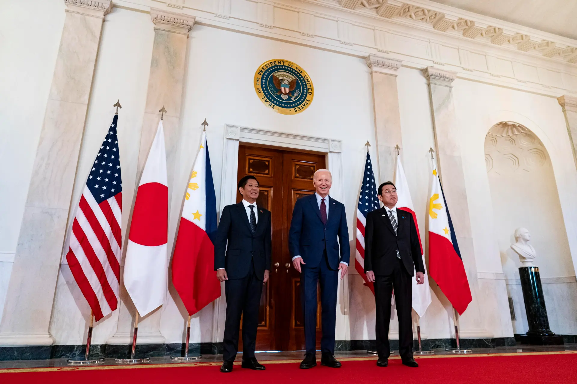 El presidente de Estados Unidos, Joe Biden (c), el presidente de Filipinas, Ferdinand Marcos Jr. (i), y el primer ministro de Japón, Fumio Kishida, durante una reunión trilateral en el Salón Este de la Casa Blanca, en Washington. EFE/EPA/Al Drago/Pool