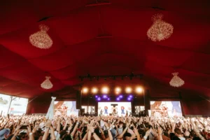 Fotografía cedida por Coachella de personas durante el festival en Indio (EE.UU.). EFE/Kirby Gladstein/Coachella