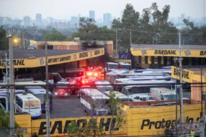Fotografía aérea donde se observa el predio donde se desplomó un helicóptero, en la Ciudad de México (México). EFE/Isaac Esquivel
