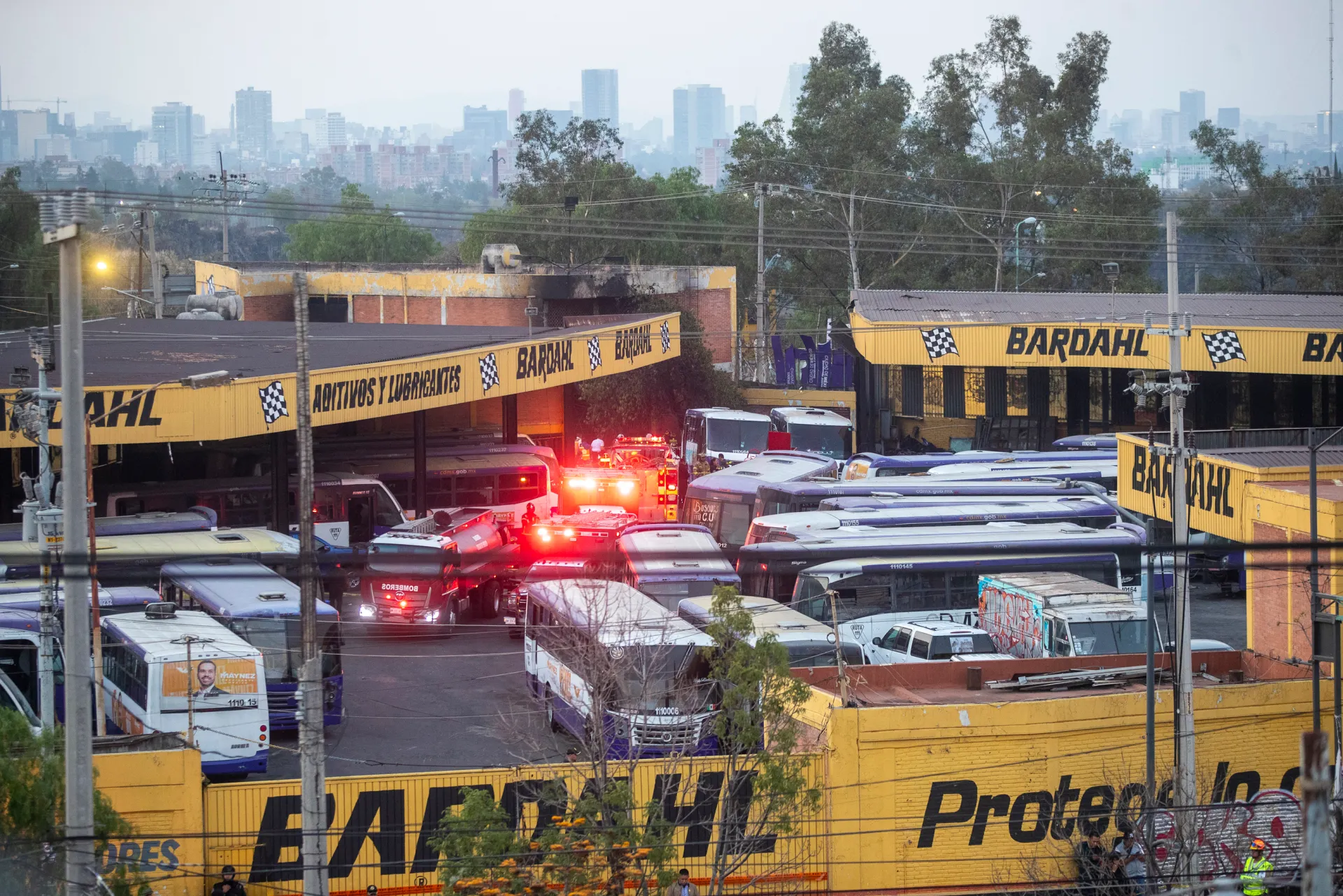 Fotografía aérea donde se observa el predio donde se desplomó un helicóptero, en la Ciudad de México (México). EFE/Isaac Esquivel