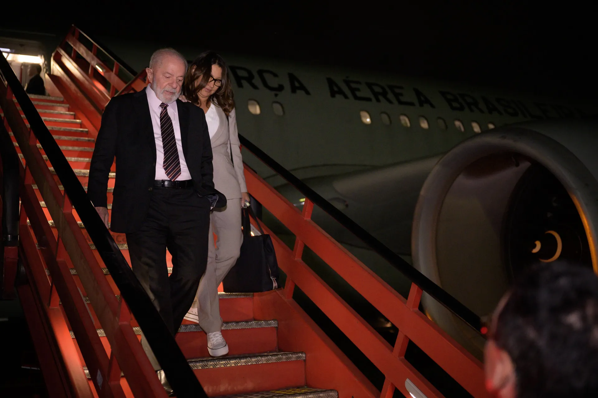Fotografía cedida por la Fuerza Aérea Colombiana que muestra al presidente de Brasil, Luiz Inácio Lula da Silva (i), y a su esposa, Rosângela "Janja" Lula da Silva (d), durante su llegada a Bogotá (Colombia). EFE/Fuerza Aérea Colombiana