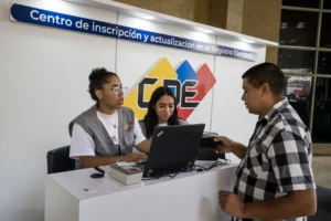 Personas acuden a inscribirse en el registro de votación en un centro de inscripción y actualización del Registro Electoral, en Caracas (Venezuela). EFE/Miguel Gutiérrez