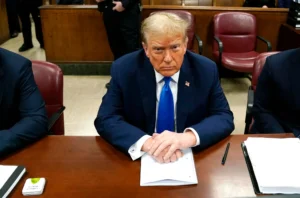 El expresidente estadounidense Donald Trump se sienta en la sala mientras continúa la selección del jurado en el Tribunal Penal de Manhattan, en Nueva York. EFE/EPA/Timothy A. Clary/Pool