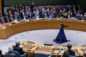 Los miembros del Consejo de Seguridad de las Naciones Unidas levantan la mano para indicar su voto para aprobar la membresía de Palestina en las Naciones Unidas durante una reunión del Consejo de Seguridad, en Nueva York (EE.UU.). EFE/EPA/Sarah Yenesel