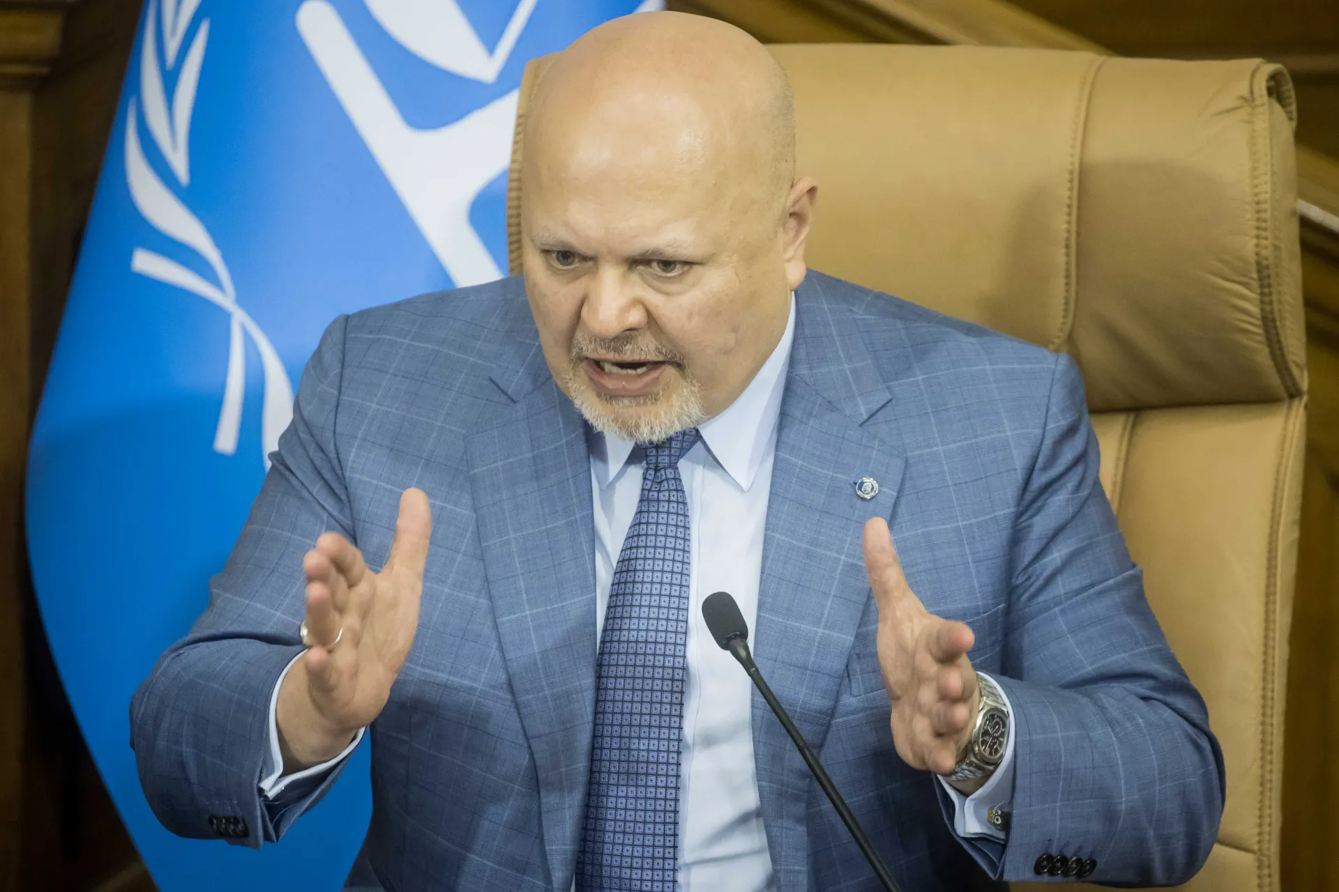 El fiscal de la Corte Penal Internacional (CPI), Karim Khan, habla en el Palacio Federal Legislativo, en Caracas (Venezuela). EFE/Miguel Gutiérrez