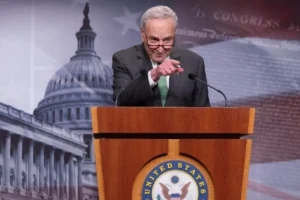 El líder de la mayoría del Senado de Estados Unidos, Chuck Schumer, participa en una conferencia de prensa en el Capitolio, en Washington. EFE/EPA/Michael Reynolds