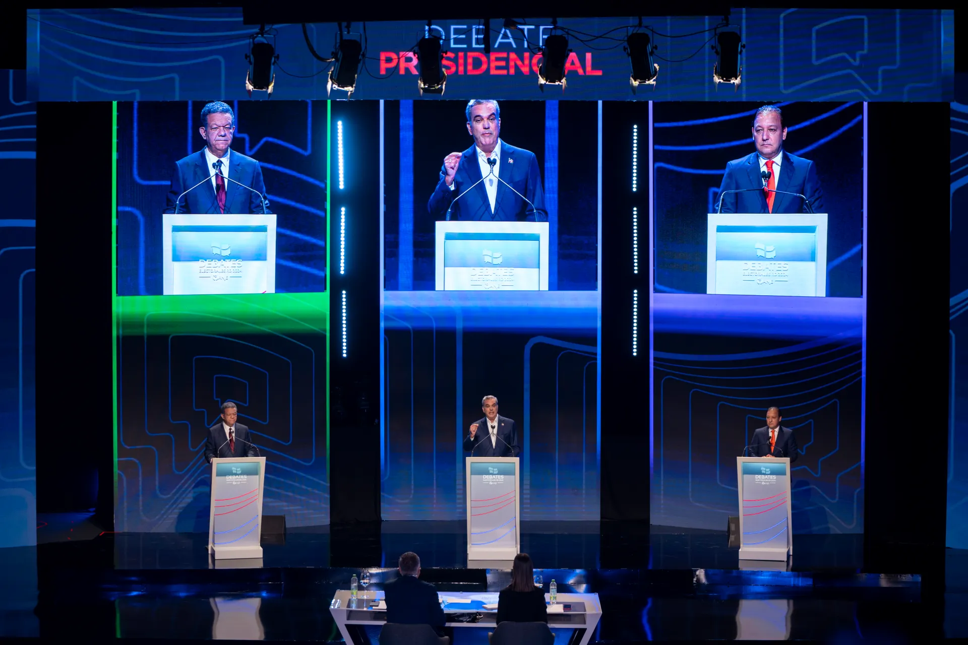 Los candidatos a la Presidencia de Panamá Leonel Fernández (i), del partido La Fuerza del Pueblo; Luis Abinader (c), del Partido Revolucionario Moderno (PRM), y Abel Martínez, del Partido de la Liberación Dominicana (PLD), participan en un debate en Santo Domingo (República Dominicana). EFE/Francesco Spotorno