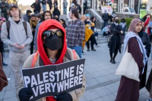 Un estudiante sostiene un cartel en una protesta universitaria propalestina en la Ciudad Universitaria de Nueva York (EE.UU.). EFE/Ángel Colmenares
