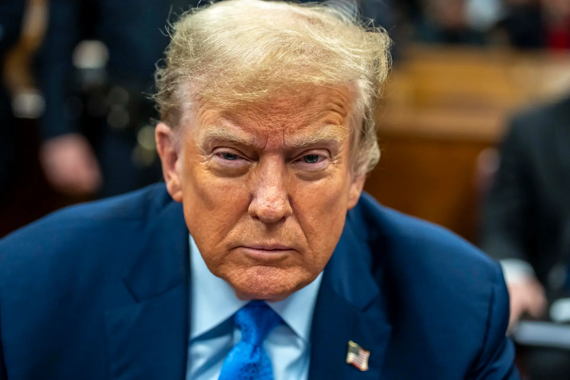 El expresidente de Estados Unidos Donald Trump permanece en la sala del tribunal penal de Manhattan, en Nueva York (EE.UU.). EFE/EPA/Mark Peterson/Pool