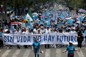 Simpatizantes 'provida' marchan por la principal avenida de la Ciudad de México (México). EFE/José Méndez