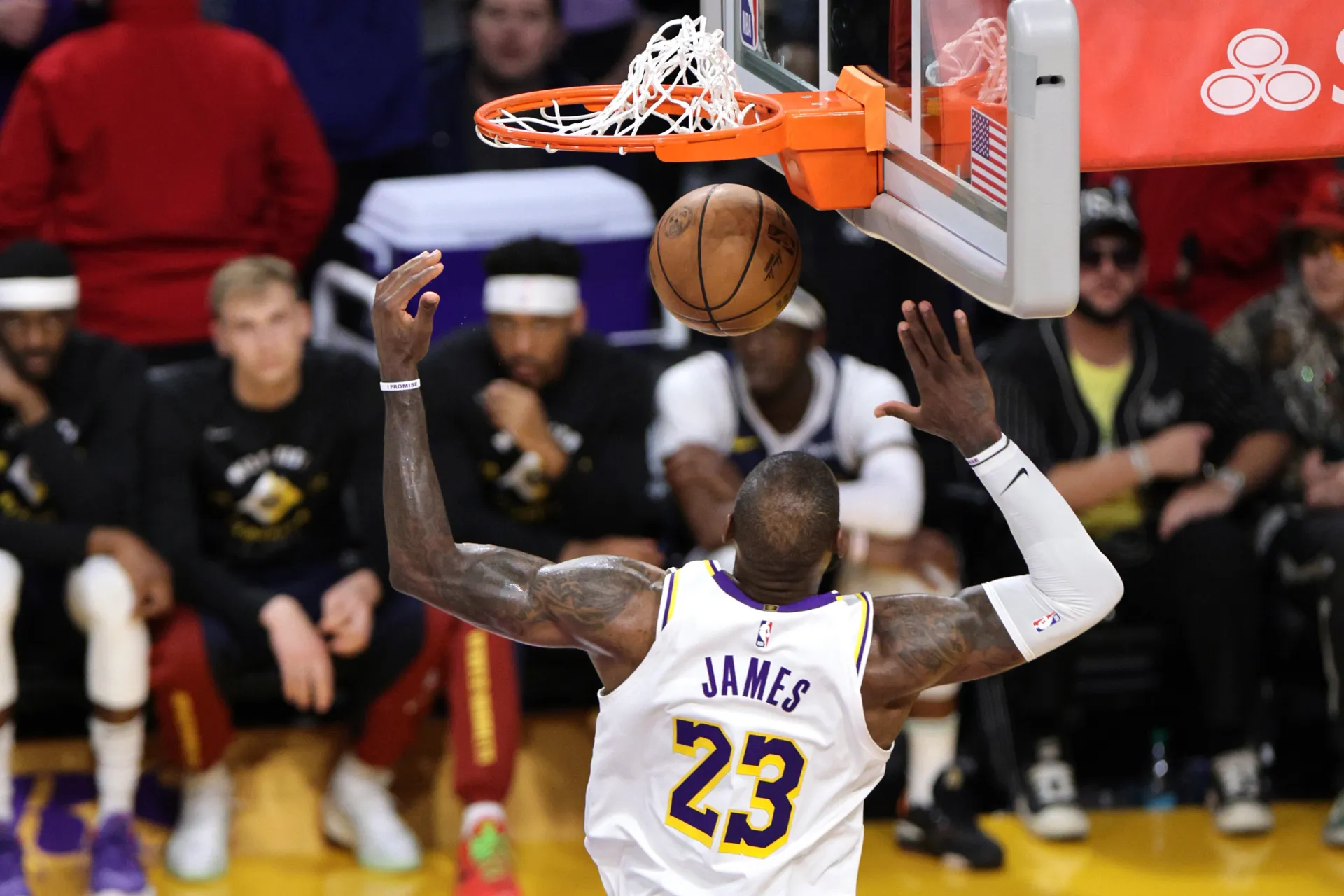 LeBron James de los Angeles Lakers en acción frente a los Denver Nuggets, en los Ángeles, California (EE.UU.). EFE/EPA/Allison Cena