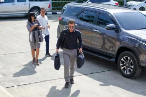 El actor Rodolfo Sancho (c), padre de Daniel Sancho a su llegada al tribunal este miércoles para asistir a una nueva sesión del juicio contra el español, en la isla tailandesa de Koh Samui. EFE/ Sitthipong Charoenjai