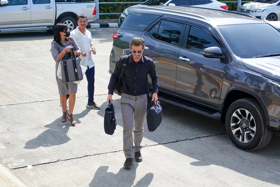 El actor Rodolfo Sancho (c), padre de Daniel Sancho a su llegada al tribunal este miércoles para asistir a una nueva sesión del juicio contra el español, en la isla tailandesa de Koh Samui. EFE/ Sitthipong Charoenjai