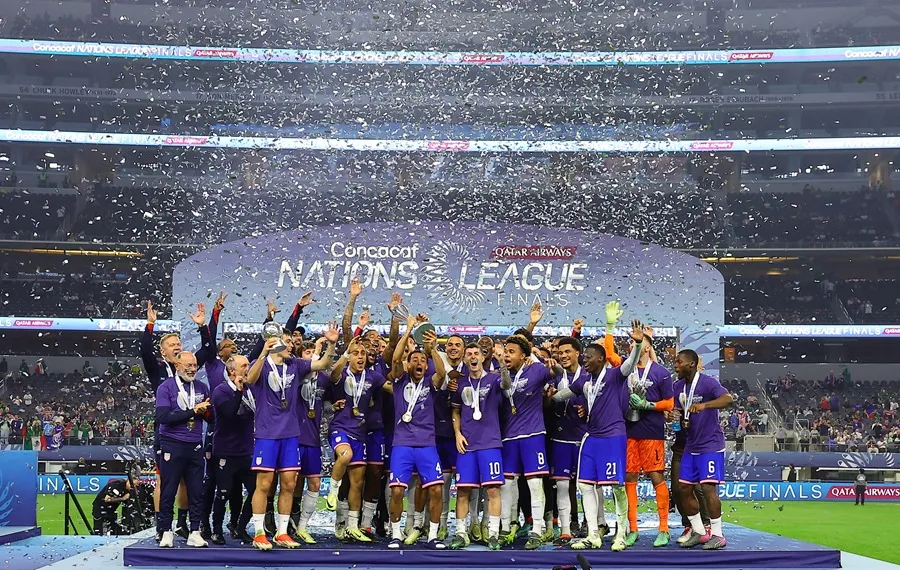 Jugadores de Estados Unidos celebran con el trofeo al ganar la Liga de Naciones de la Concacaf ante México en Arlington (EE.UU.). EFE/ Carlos Ramírez