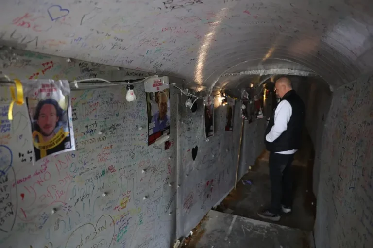 Fotografías de rehenes de Hamás en un túnel simulado frente al cuartel general militar de Kirya en Tel Aviv, Israel. EFE/EPA/Abir Sultan