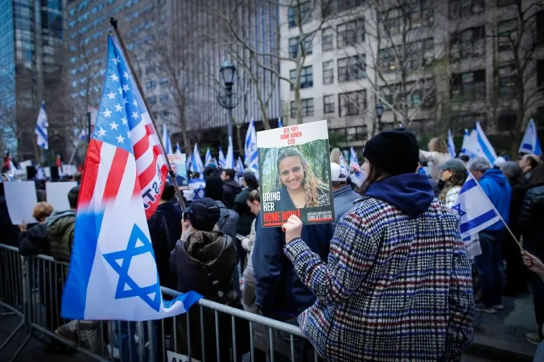 Banderas israelíes y fotografías de rehenes en una manifestación en Nueva York con motivo del sexto aniversario del ataque de Hamás contra Israel que desencadeno la ofensiva israelí sobre Gaza. EFE/EPA/Kena Betancur