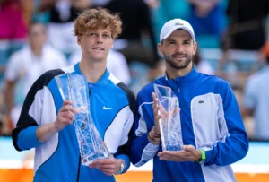 El italiano Jannik Sinner (i) celebra tras vencer al búlgaro Grigor Dimitrov (d) en la final del Masters 1.000 de Miami, en el Hard Rock Stadium, este 31 de marzo de 2024. EFE/ Cristóbal Herrera
