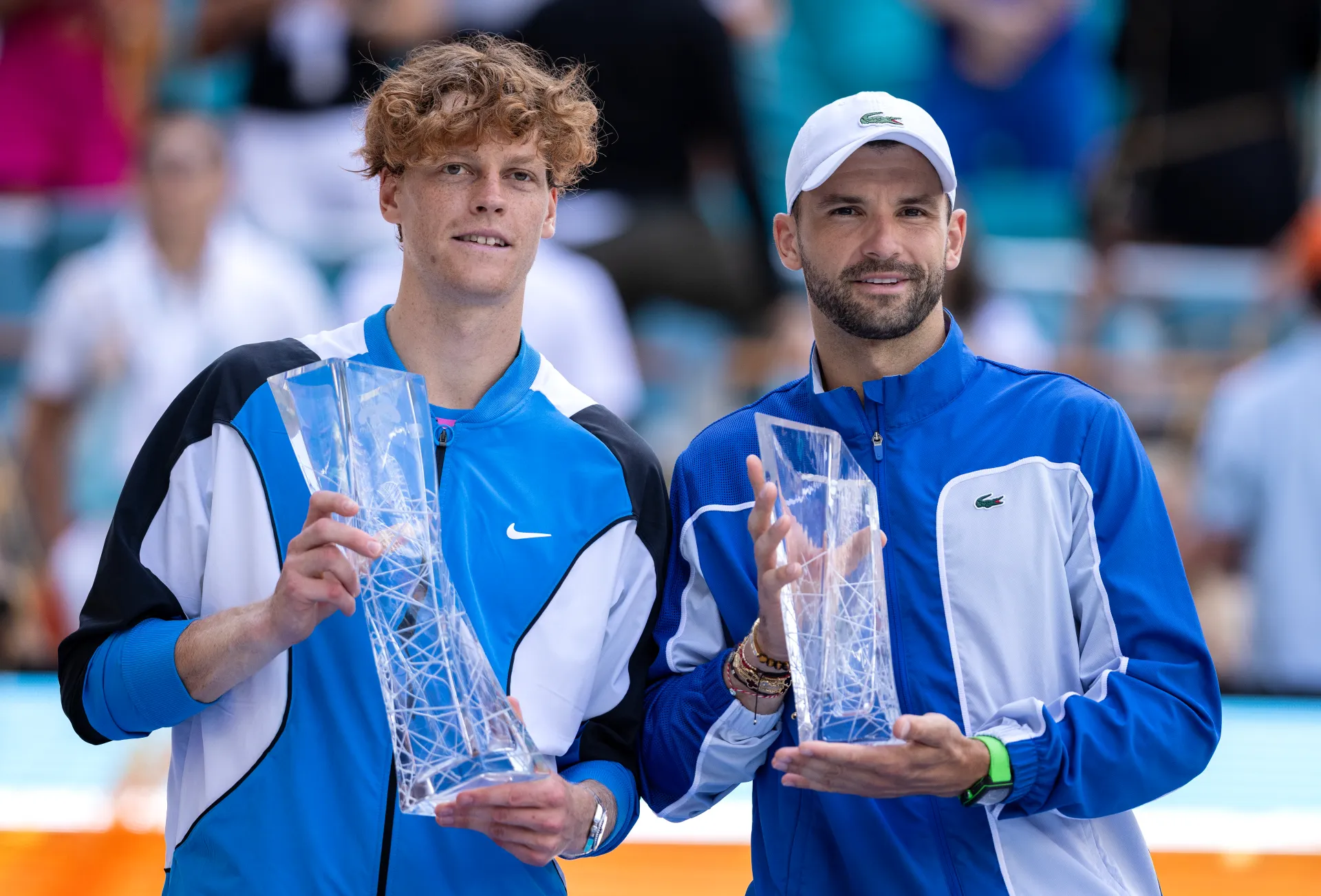El italiano Jannik Sinner (i) celebra tras vencer al búlgaro Grigor Dimitrov (d) en la final del Masters 1.000 de Miami, en el Hard Rock Stadium, este 31 de marzo de 2024. EFE/ Cristóbal Herrera