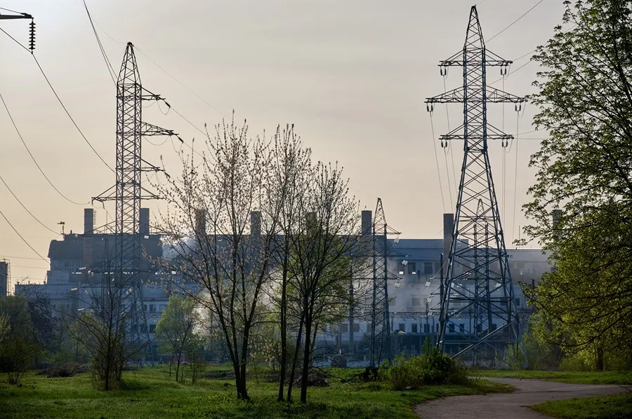 Una nube de humo se eleva sobre una infraestructura eléctrica de Járkov, en el noroeste de Ucrania, tras un ataque ruso este pasado jueves, 11 de abril. EFE/EPA/Sergei Kozlov