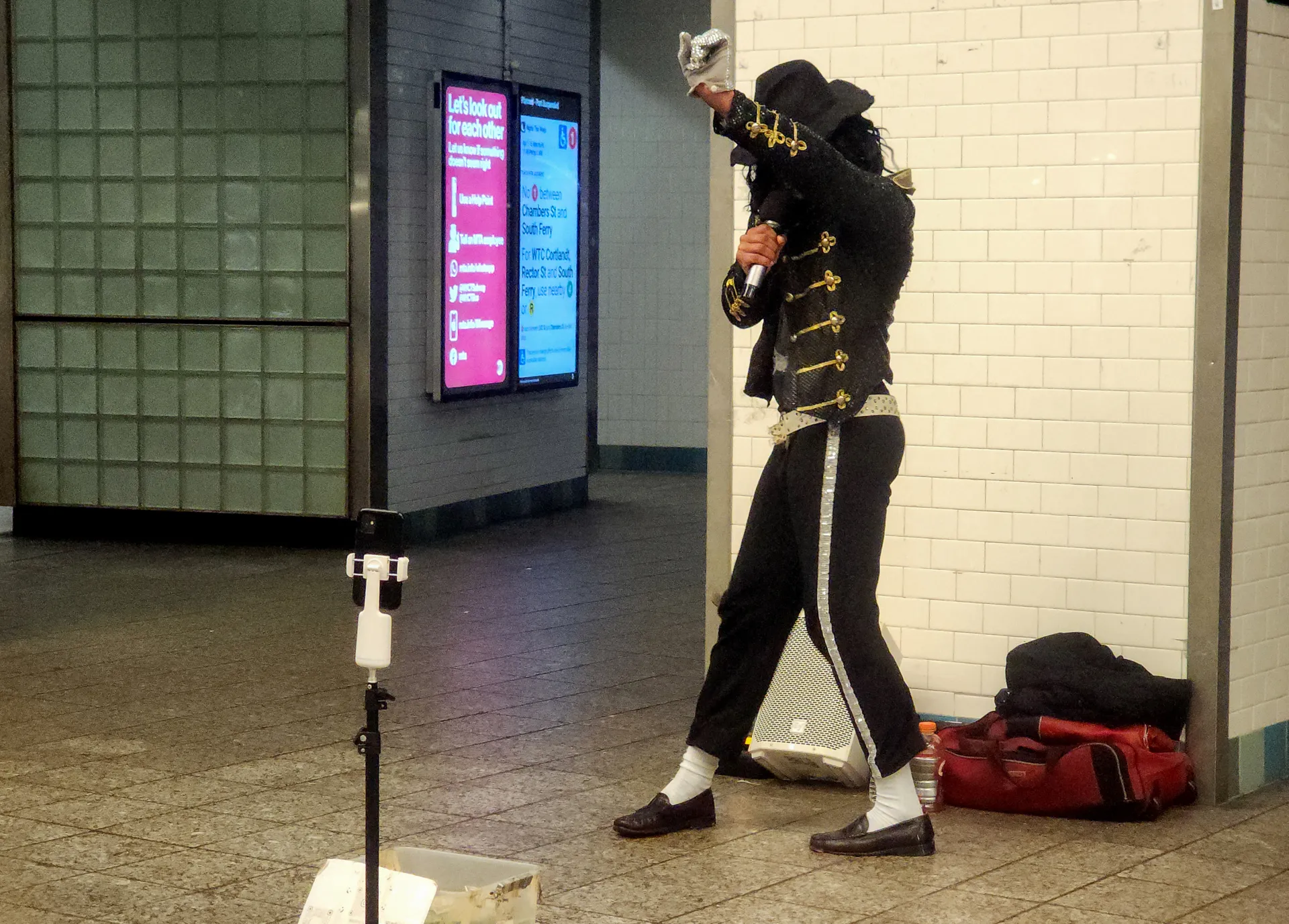 Un imitador de Michael Jackson baila en la estación de metro de Time Square, en Nueva York (EE.UU.). EFE/Ruth Hernández