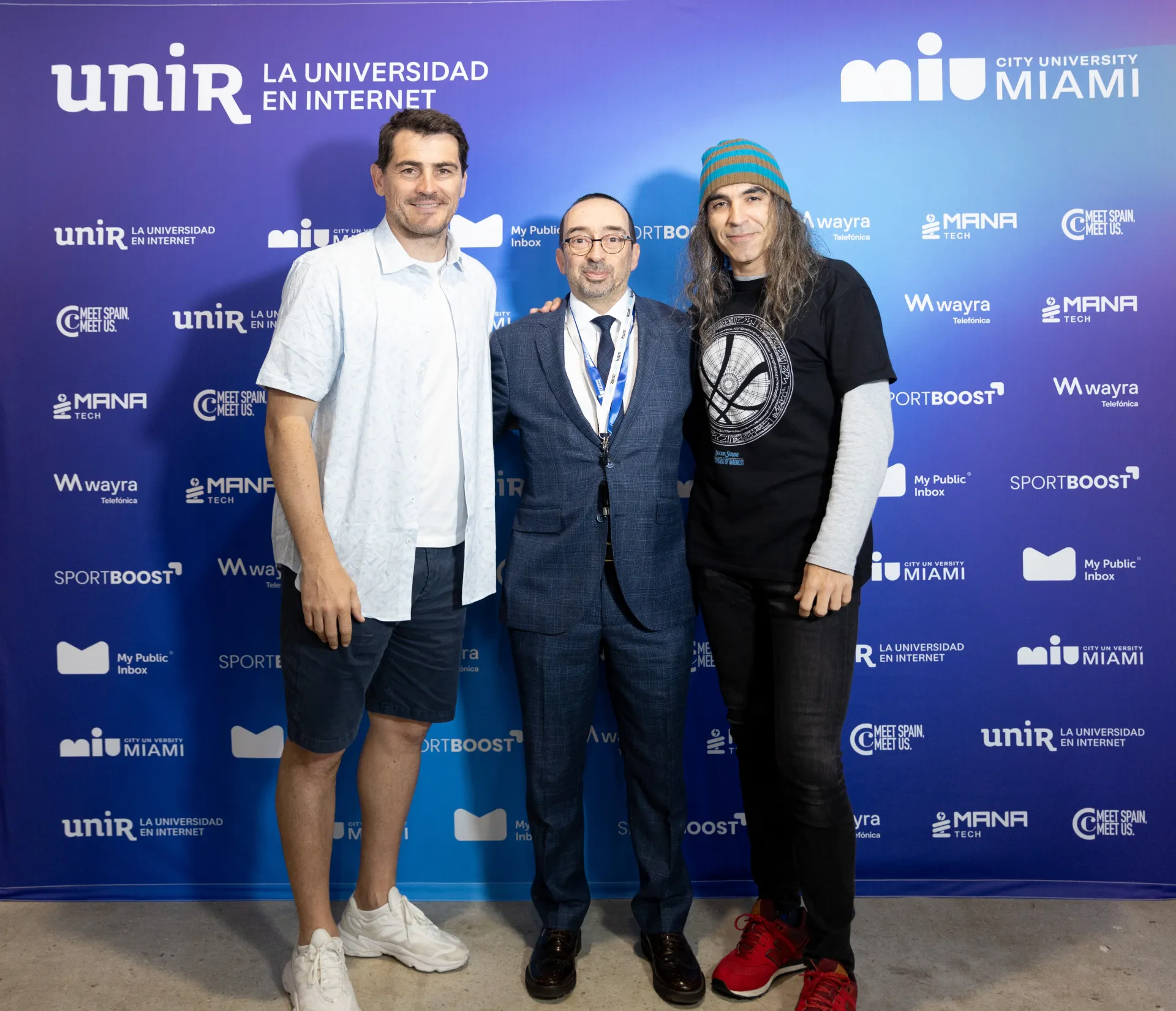 Fotografía cedida por la Cámara de Comercio España-Estados Unidos donde aparecen (i-d) el exguardameta del Real Madrid y de la selección española, Iker Casillas; el vicerrector de Proyectos Internacionales de la Universidad Internacional de La Rioja (UNIR) y rector de la Universidad MIU-City, Daniel Burgos, y el experto en ciberseguridad y director digital de Telefónica, Chema Alonso, mientras posan al final de un evento tecnológico, en Miami, Florida (EE.UU). EFE/Cámara de Comercio España-Estados Unidos