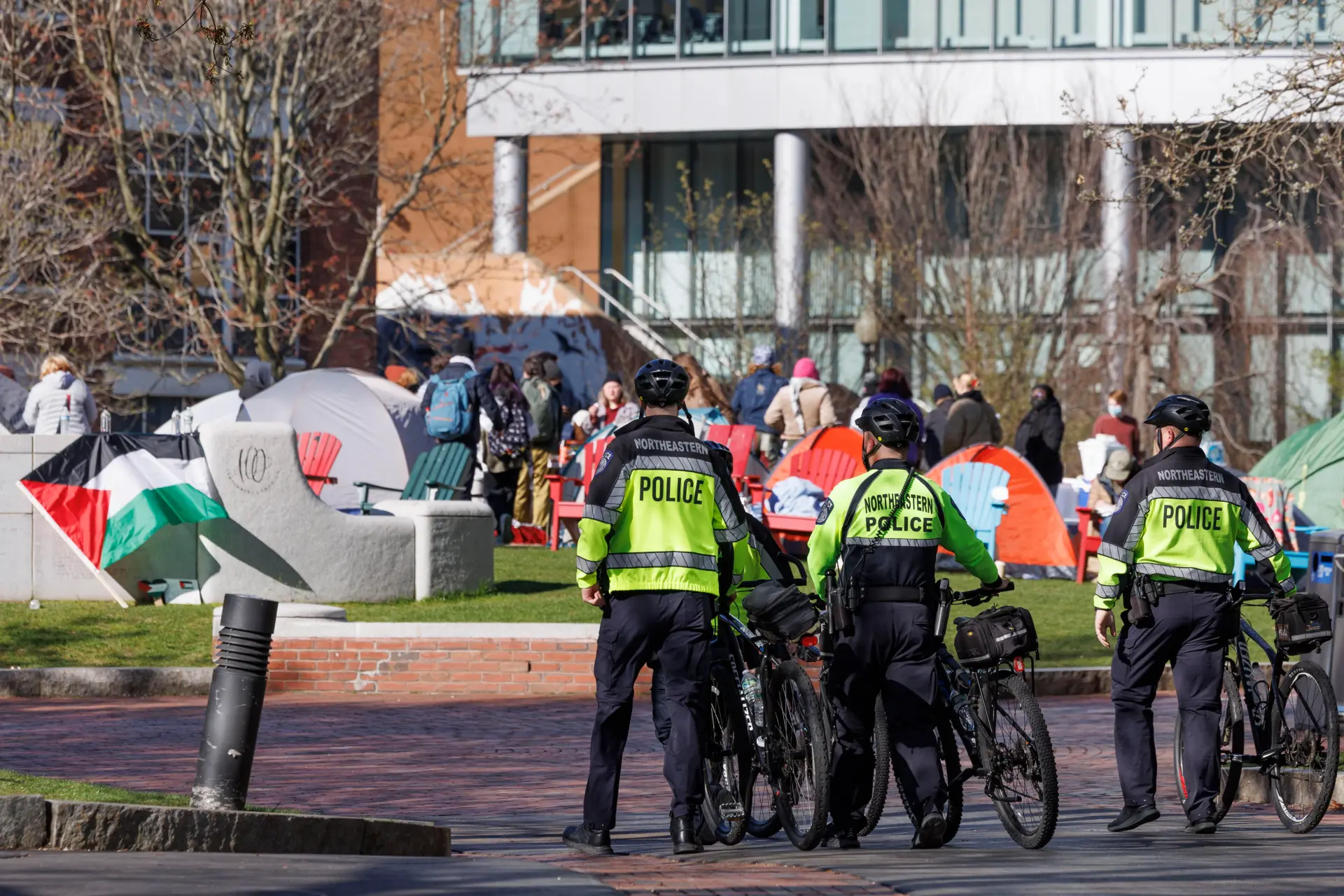 La Policía vigila a los estudiantes que protestan en favor de Palestina en la Universidad Northeastern de Boston (EE.UU.), el 26 de abril de 2024. EFE/ Cj Gunther