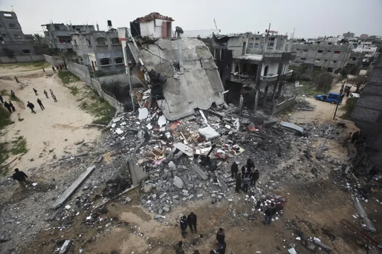 Imagen de archivo del estado en el que quedó la vivienda de un dirigente de la Yihad Islámica, tras un ataque aéreo israelí en el campo de Yabalia, en norte de la Franja de Gaza. EFE/Ali Ali