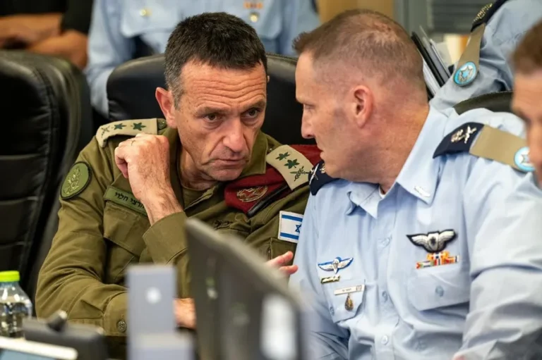 El jefe del Estado Mayor del Ejército de Israel, Herzi Halevi (i), y el mayor general de las Fuerzas Aéreas de Israel, Tomer Bar (d), conversan durante una reunión en las primeras horas del domingo en el Centro de Operaciones de la Fuerza Aérea de Israel. EFE/ Fuerzas De Defensa De Israel