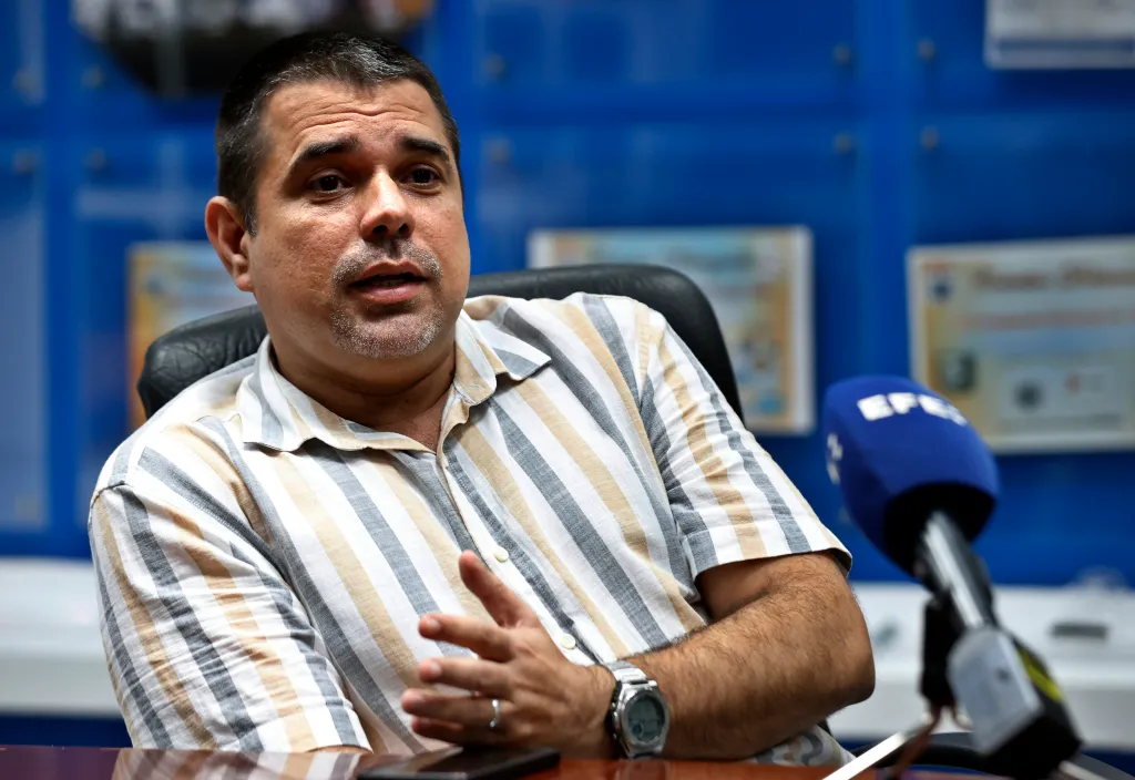 El director técnico de la estatal Unión Eléctrica (UNE), Lázaro Guerra, habla durante una entrevista con EFE, en La Habana (Cuba). EFE/Ernesto Mastrascusa
