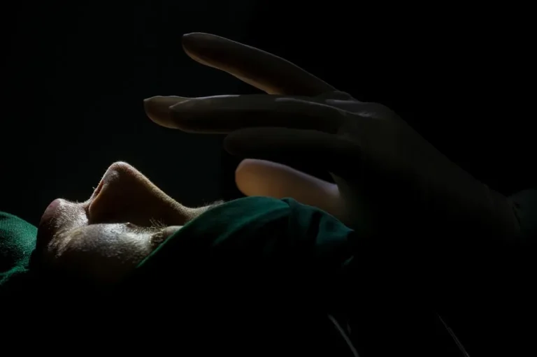 Imagen de archivo de un cirujano plástico durante una rinoplastia. EFE/Miguel Gutiérrez