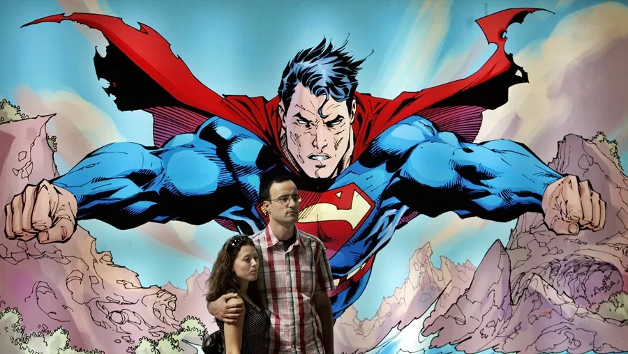 Una pareja se fotografía ante un poster de Superman durante una edición del Salón Internacional del Cómic en Barcelona. EFE/Alberto Estévez