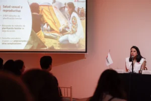 La coordinadora médica adjunta, María Laura Chacón, participa durante la presentación del informe de Médicos sin fronteras "Violencia, desesperanza y abandono en la ruta migratoria ", este jueves, en la Ciudad de México (México). EFE/Sáshenka Gutiérrez