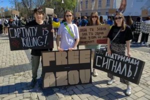 Acto de apoyo a las familias de los prisioneros de guerra ucranianos de la brigada Azov, en Kiev. EFE/ Marcel Gascón